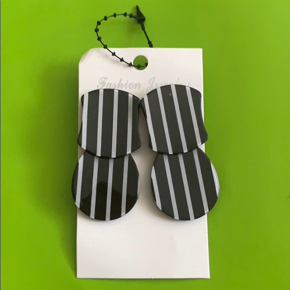 Black/White Striped Fashion Earrings! 💟